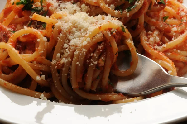 Placa Espaguetis Con Queso Parmigiano Rallado — Foto de Stock