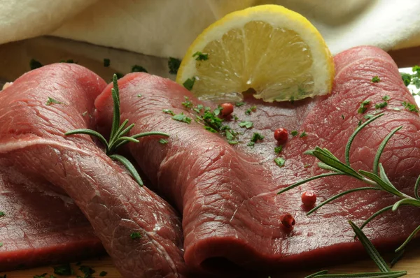 Filetes Crudos Con Hierbas Especias — Foto de Stock