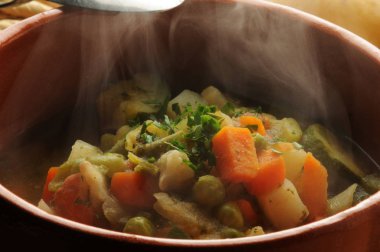 Buharda pişirilmiş sebze çorbasına yaklaş.