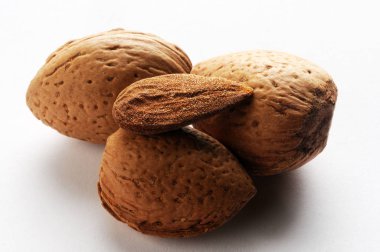 Beyaz arkaplanda badem grubu