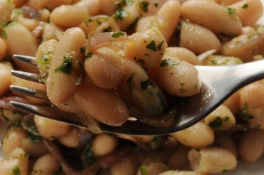 Çatallı fasulye salatasına yaklaş.