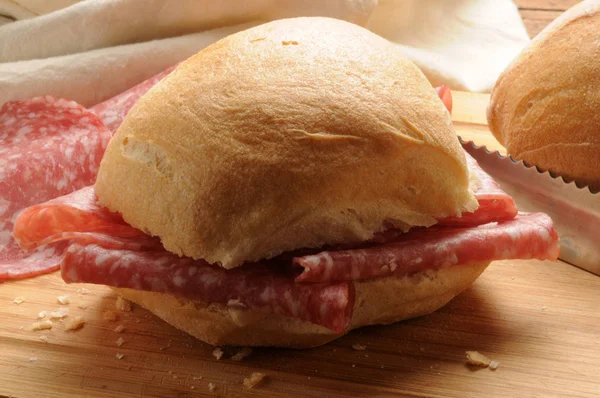 Cerca Sándwich Con Salami — Foto de Stock