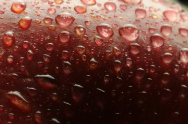 Olgun bir elmanın üzerinde bir damla su