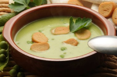 Ekmek arası bezelye püresi.