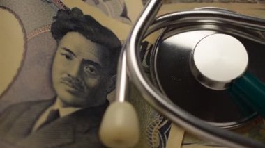 Çeşitli Japon banknotlarının steteskopu.