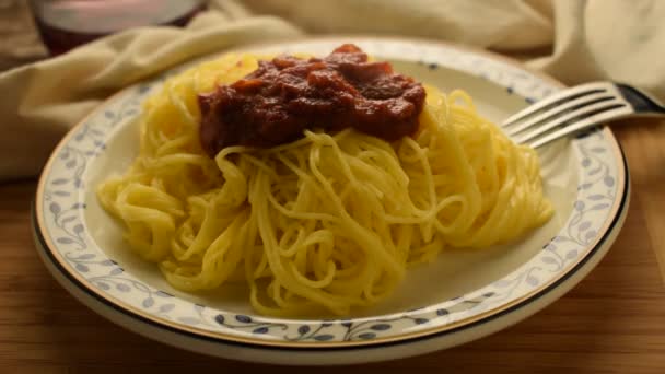 Πιάτα Ταλλιολίνι Σάλτσα Ντομάτας Και Τυρί Παρμεζάνα — Αρχείο Βίντεο