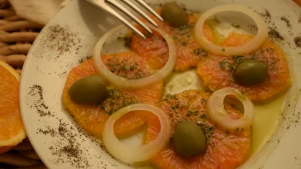 Ensalada Naranja Con Cebolla Aceitunas — Vídeos de Stock