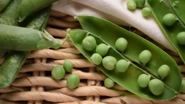 バスケットにポッド付きの新鮮なエンドウ豆 — ストック動画