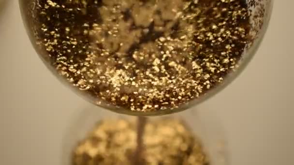 Песочные Часы Золотыми Зернами — стоковое видео