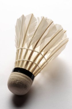Beyaz arka planda tüylü Shuttlecock