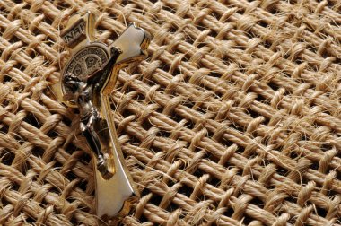 Kamış arka planında eski metal haç