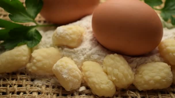 Surowe Gnocchi Ziemniaczane Jajkami Mąką — Wideo stockowe