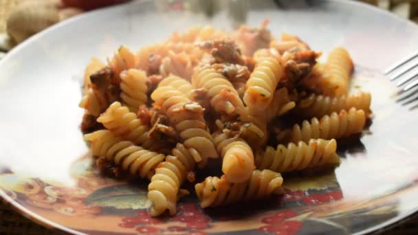 Fusilli Mit Tomatensauce Und Geschälten Venusmuscheln — Stockvideo