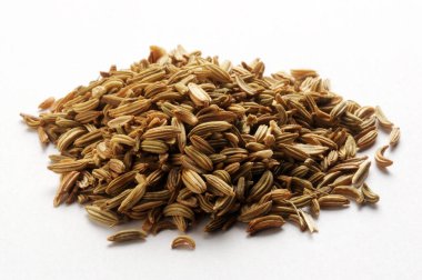 Beyaz arkaplanda rezene tohumları yığını