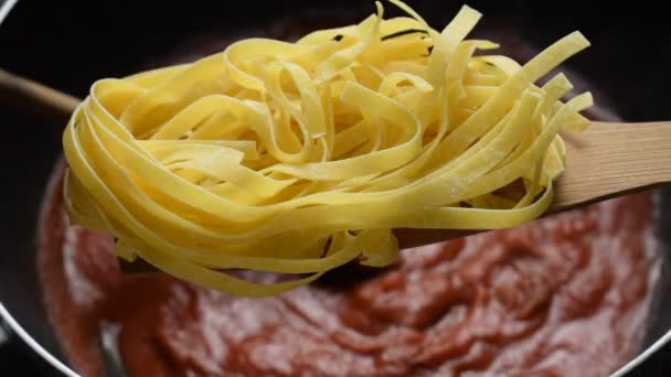 Rohe Tagliatelle Auf Tomatensauce Hintergrund — Stockvideo