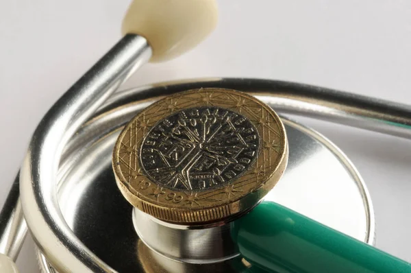 Una Moneta Francese Euro Sullo Stetoscopio — Foto Stock