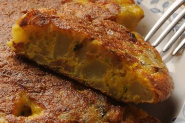 Patatesli frittata dilimini kapat.