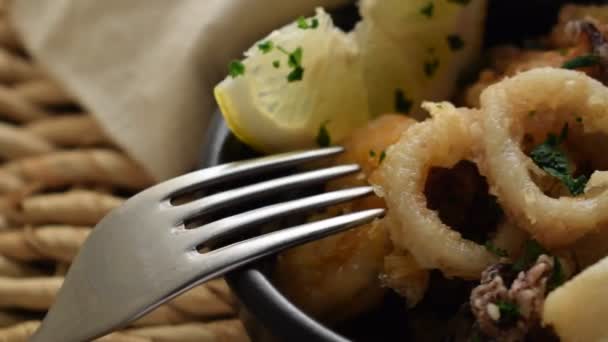 Primer Plano Los Anillos Calamares Calientes Fritos — Vídeos de Stock