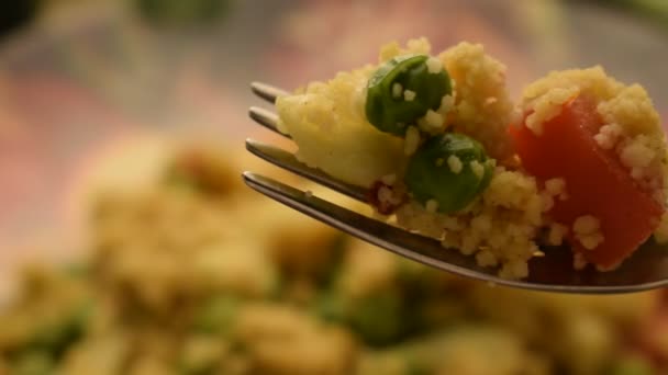 Couscous Mit Gemüse Der Gabel — Stockvideo