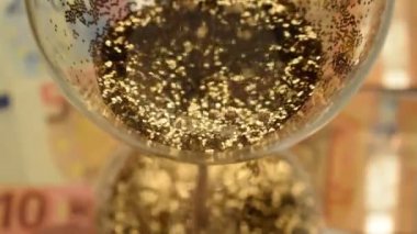 Avrupa arka planı ve altın kumu olan kum saati