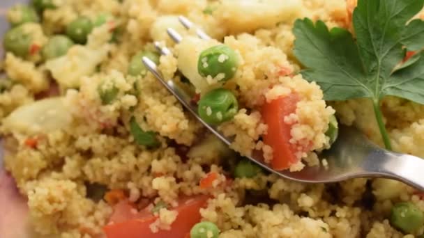 Couscous Mit Gemüse Der Gabel — Stockvideo