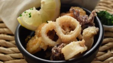 Kızarmış kalamar halkalarını yakın.