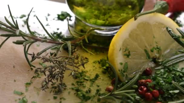 Kräuter Mit Olivenöl Und Gewürzen — Stockvideo