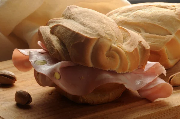 Cerca Sándwich Con Mortadela — Foto de Stock