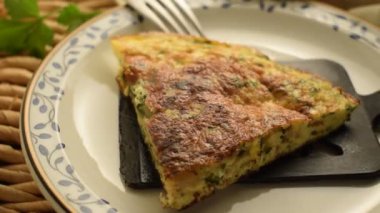 Bitkilerle frittata dilimini kapat.