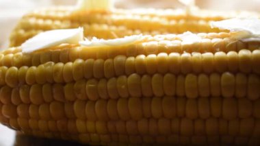 Tereyağlı ve parmesanlı mısır.