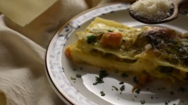 Parmigiano peynirli vejetaryen lazanya.