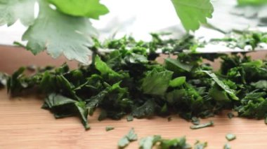 Mezzaluna ile doğranmış maydanozu kapat.