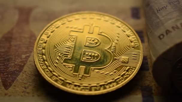 Gros Plan Sur Monnaie Danoise Avec Bitcoin — Video