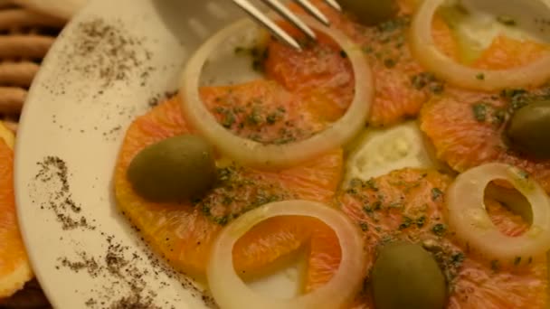 Narancs Saláta Hagymával Olajbogyóval — Stock videók