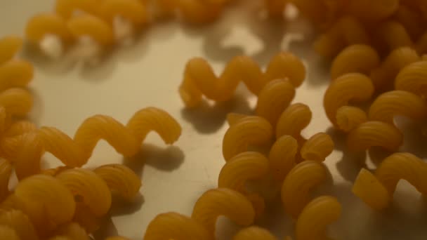 Hintergrund Der Trockenen Rohen Pasta Des Typs Cellentani — Stockvideo