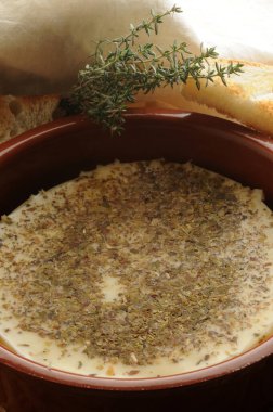 Provolone peyniri keklikotu ile eridi.