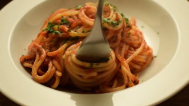 Domates soslu spagetti tabağı.