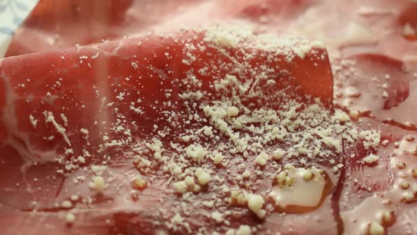 Plátky Bresaola Citronovou Šťávou Olivovým Olejem Parmezánem — Stock video