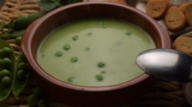 Ekmek arası bezelye püresi.