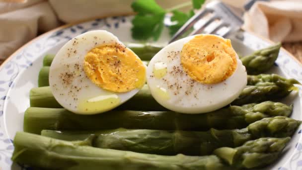 Gekookte Eieren Met Groene Asperges — Stockvideo