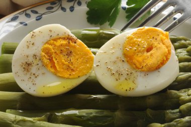 Yeşil kuşkonmazlı haşlanmış yumurta.