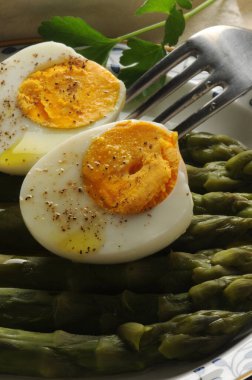 Yeşil kuşkonmazlı haşlanmış yumurta.