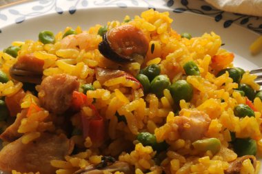 Balık ve sebzeli İspanyol paella yemeği.