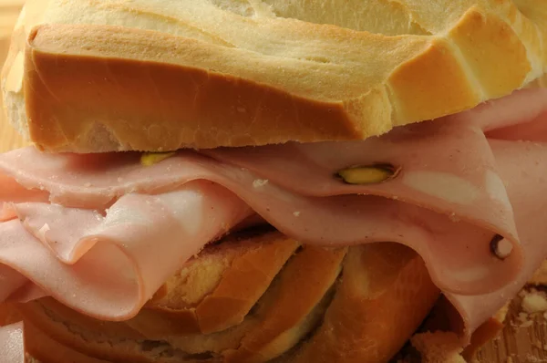Закрыть Бутерброд Мортаделлой — стоковое фото
