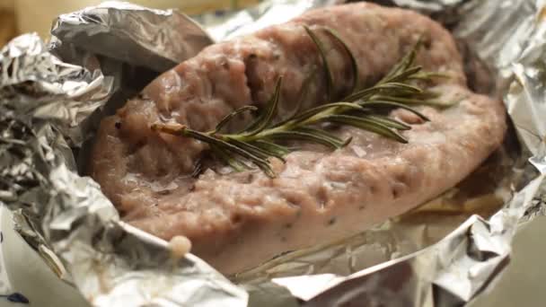 Wurst Mit Rosmarin Gekocht Papillote — Stockvideo