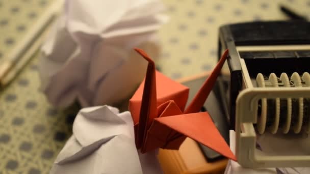 Ελαστική Σφραγίδα Απορρίμματα Χαρτιού Και Origami — Αρχείο Βίντεο