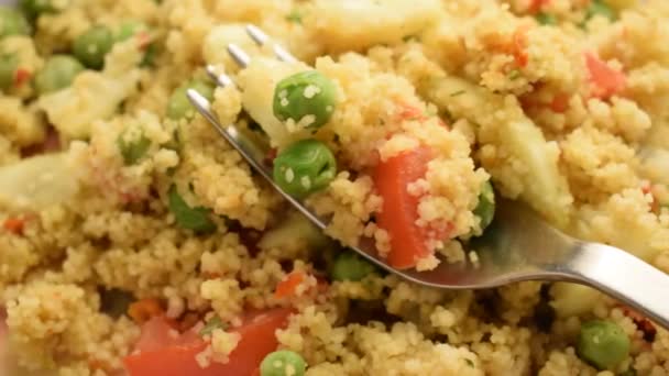 Couscous Mit Gemüse Der Gabel — Stockvideo