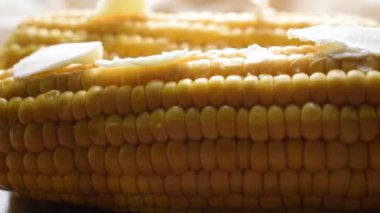 Tereyağlı ve parmesanlı mısır.