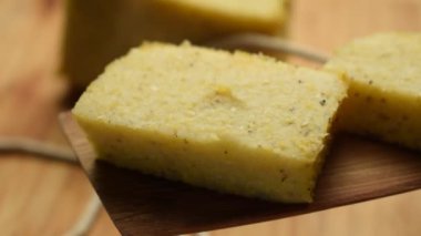 Buharlı polenta dilimleri sicimle
