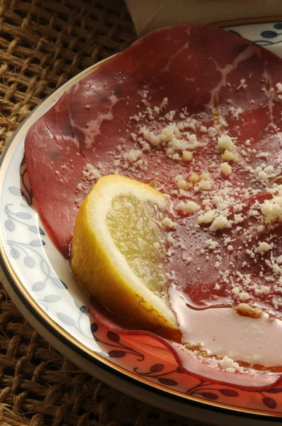Zeytinyağı Parmesan Peynirli Bresaola — Stok fotoğraf